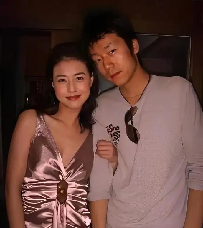 有人把周海媚的感情故事，概括成“男友苦等多年，女神始终不嫁”。可真正让人记住的，