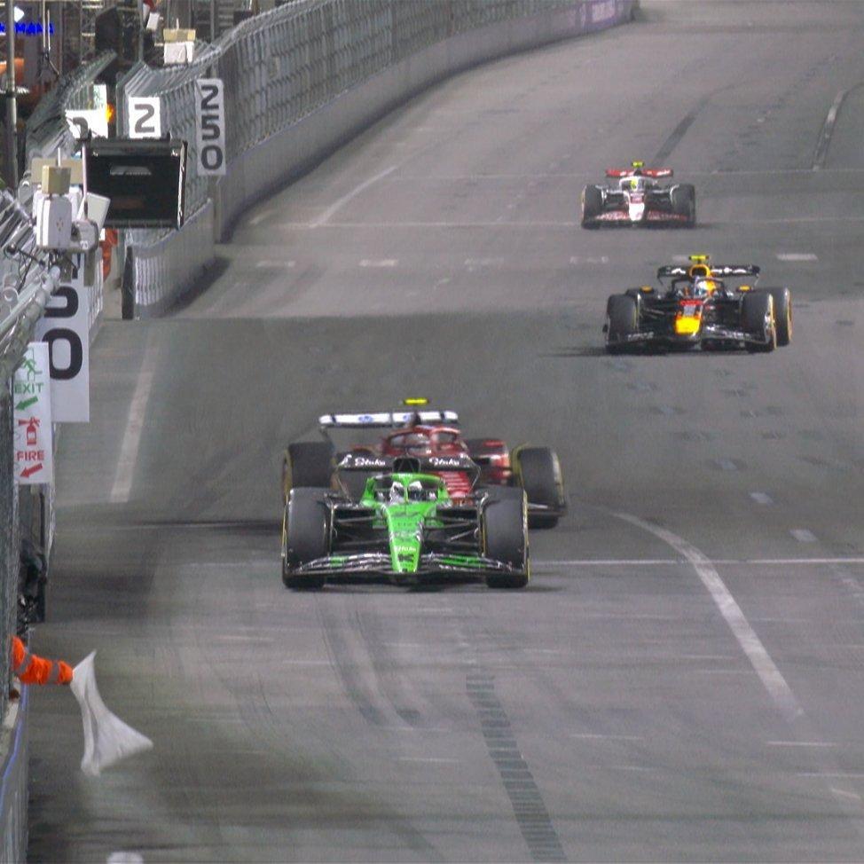 霍肯伯格没有意识到身后的汉密尔顿并非是台慢车而是在做飞行圈当中汉密尔顿见此抽