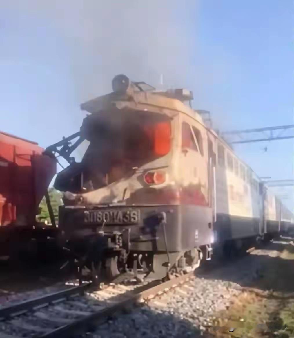 深夜的火车，突然变成火球。刚刚，乌克兰一列载着340人的客运列车，在敖德萨地区