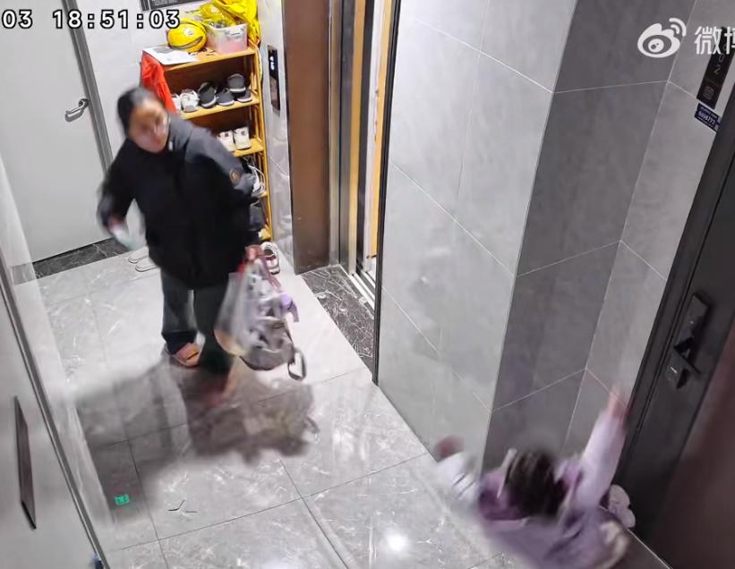 孩子玩门把手摔跤，妈妈找物业索赔，怪他们的门把手套滑，视频发出结果评论区炸了。众