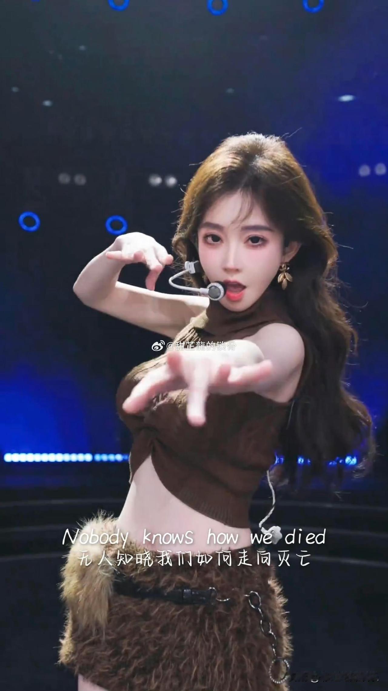 冯提莫暴瘦50斤太让人心疼了，她最胖的时候130斤，现在才79斤，瘦成纸片人。