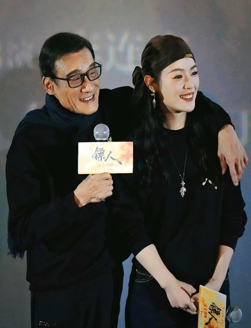 梁家辉一把抓过话筒，盯着那个提问者：“我们没有补拍，我们一直在拍，等她回家。”