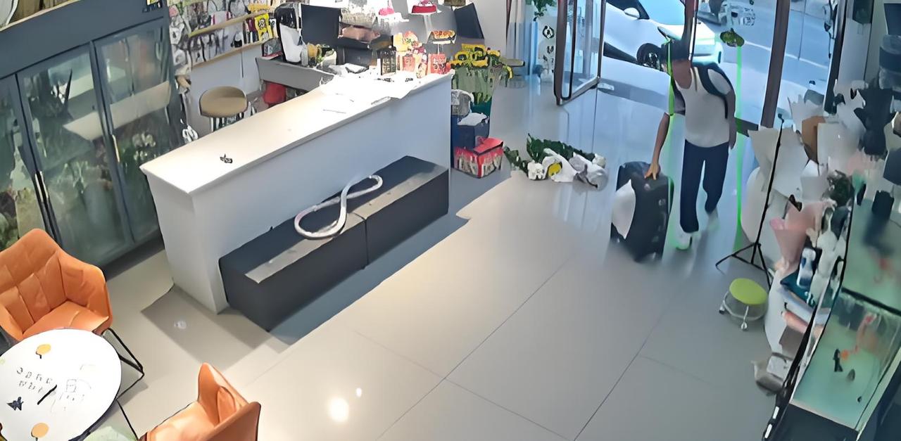 女子离婚后没能带走儿子，前夫家人反复告诉孩子“你妈不要你了”。没想到，7年后，儿