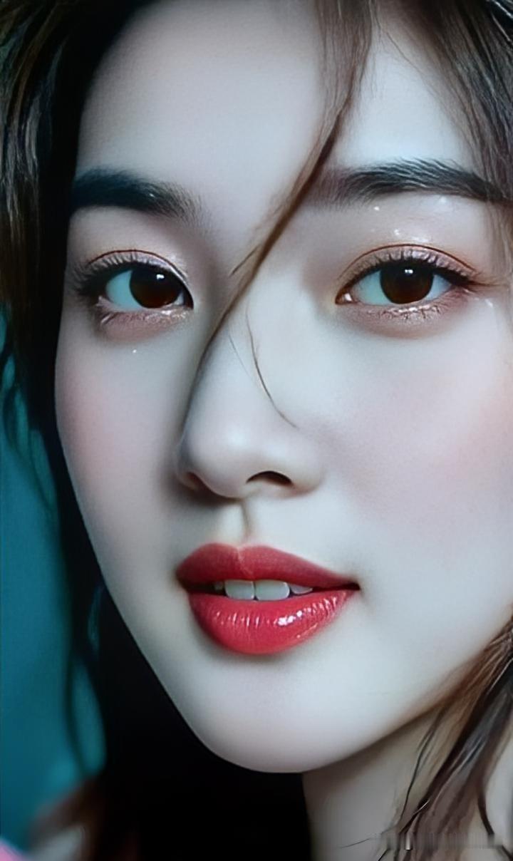 眸若秋水，流转着星辰的微光，澄澈得令人心动。红唇微启，欲语还休，几缕青丝在光影间