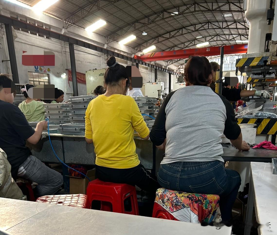 中年人不好混啊！怎么说呢？你会发现现在工厂里面很多都是打零工的中年妇女，