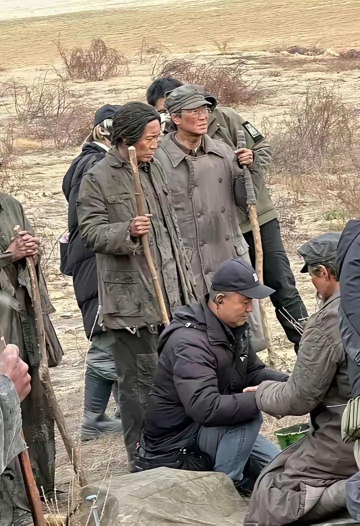 于和伟在演谁？当年最困难的时候，也不至于衣服烂成这样，头发像一个月没洗，脸像炭火