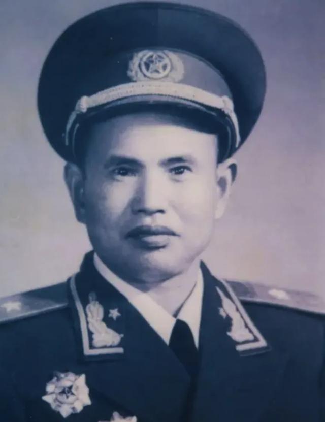 1938年，打退日军后，营长王耀南急令：“快冲到半山腰，把鬼子尸体背回来！”众人