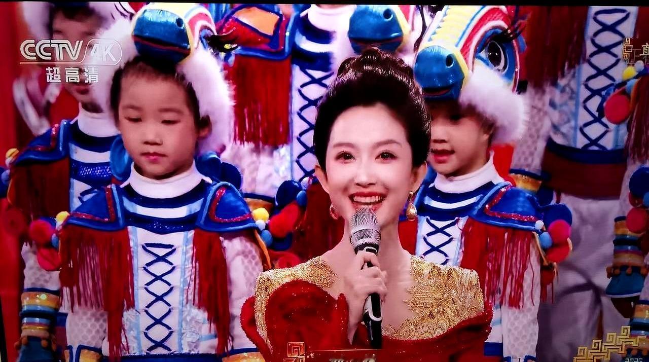 央视春晚，她竟敢把头发全盘起，脖子上空空荡荡，连根项链都不戴。在一众珠光宝