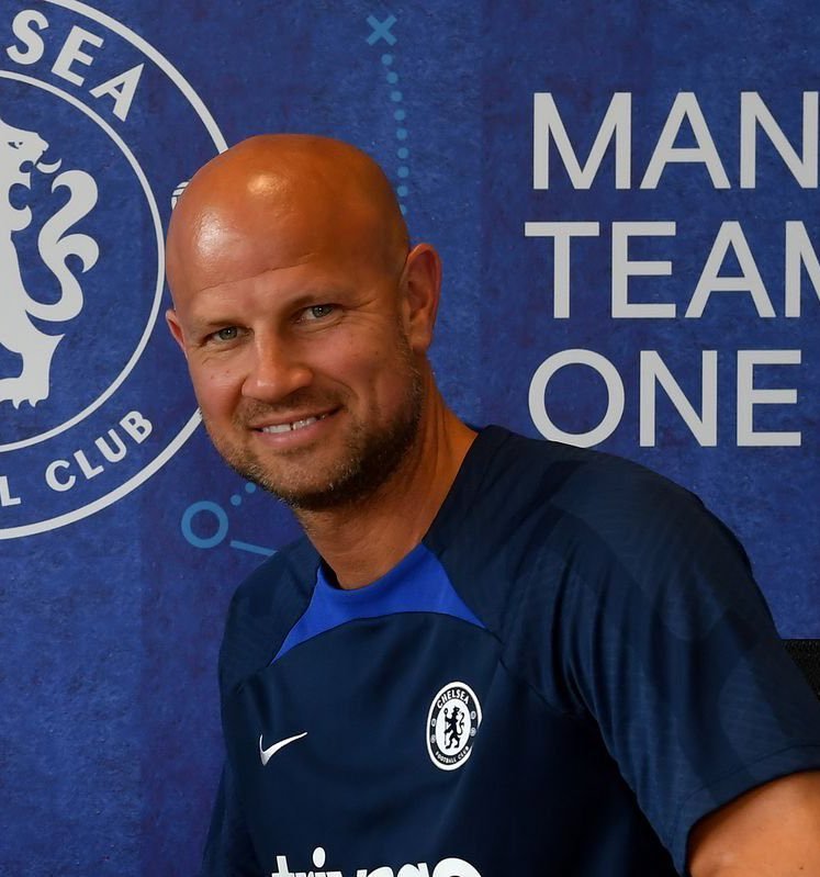 FootballInsider消息，阿森纳正计划聘请前切尔西青训学院经理吉姆·