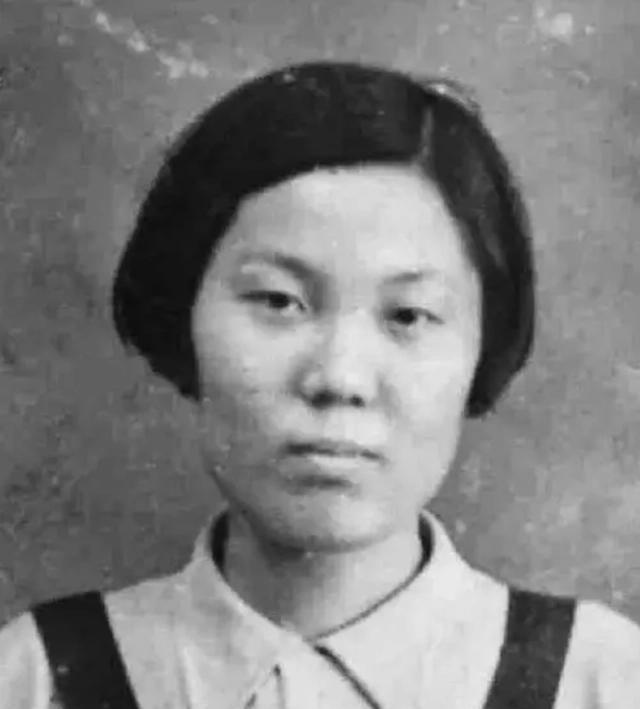 1946年，一名23岁女子，按了按胸前的东西，和丈夫互看一眼，随即，抱起2岁的儿