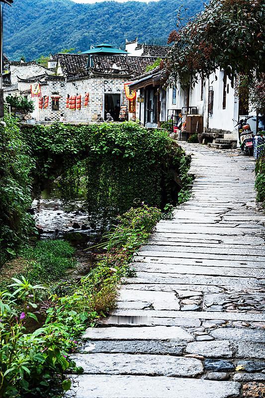 安徽文旅这波是真的把千年古村玩出了世界级流量，直接火到海外去了。宏村西递的青石