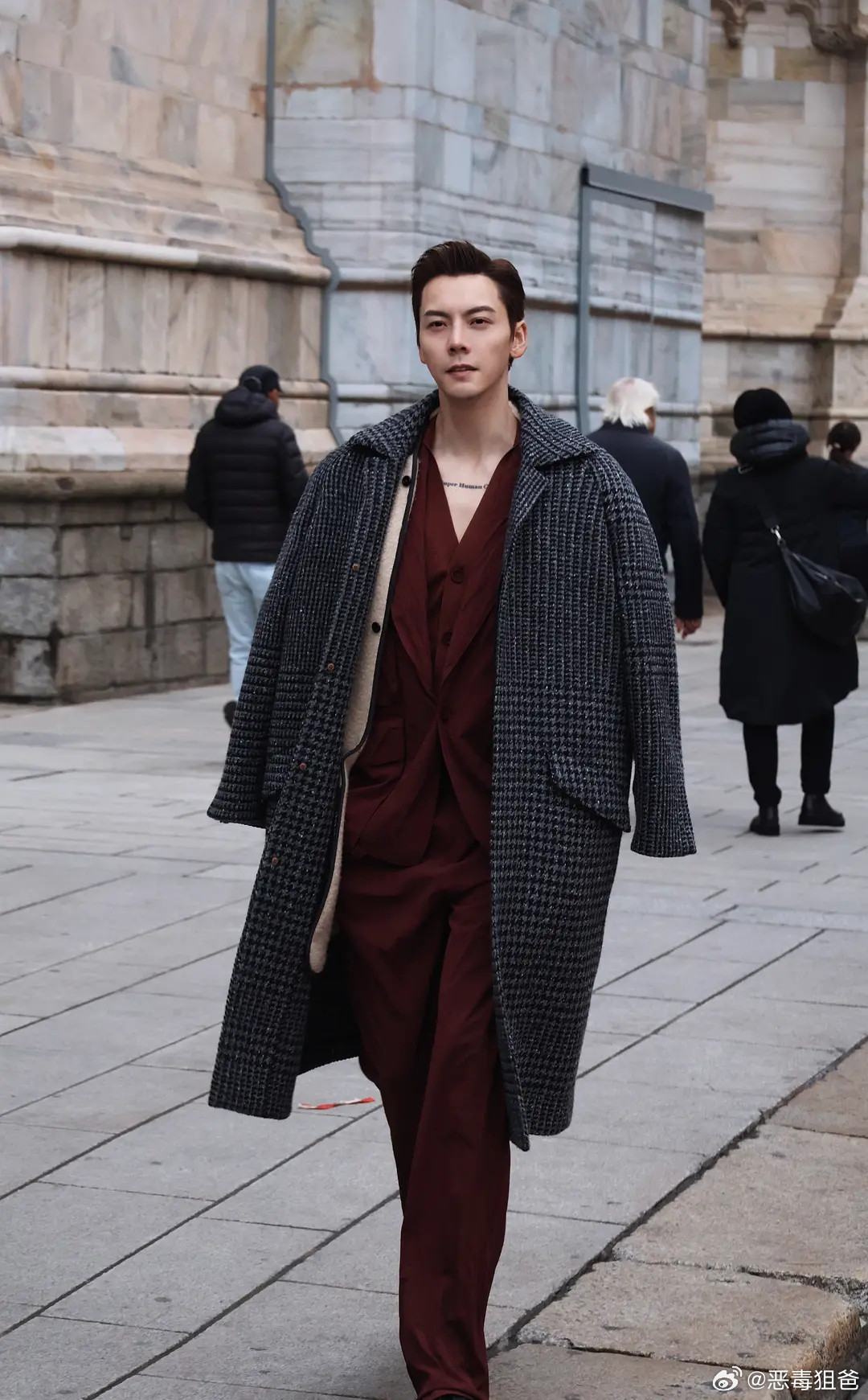 这居然是陈伟霆吗品鉴一下陈伟霆米兰时装周街头造型让人眼前一亮啊减完肥变帅了不少