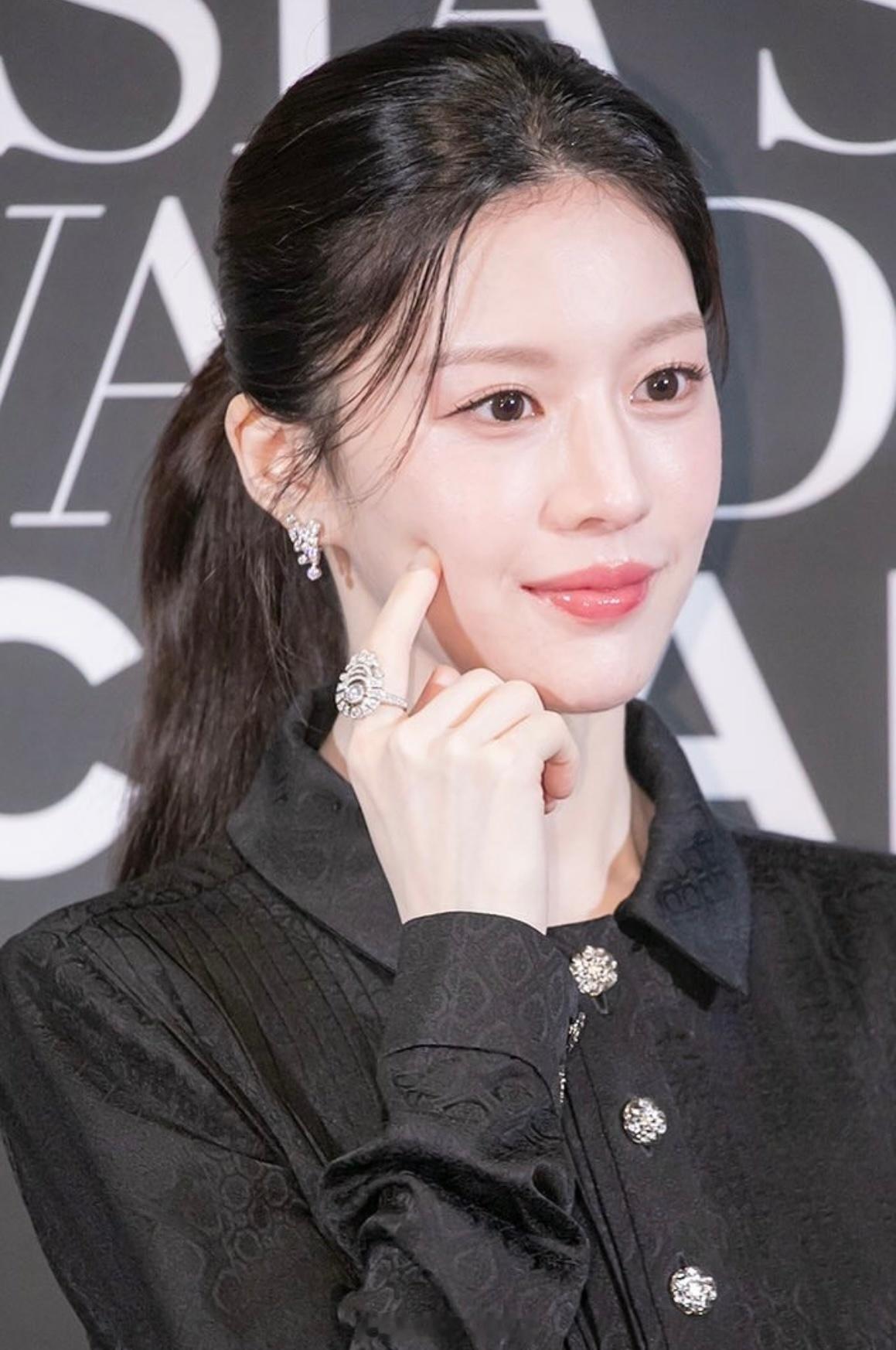 高允真高允真一身小香出席活动看着很知性呢​​​