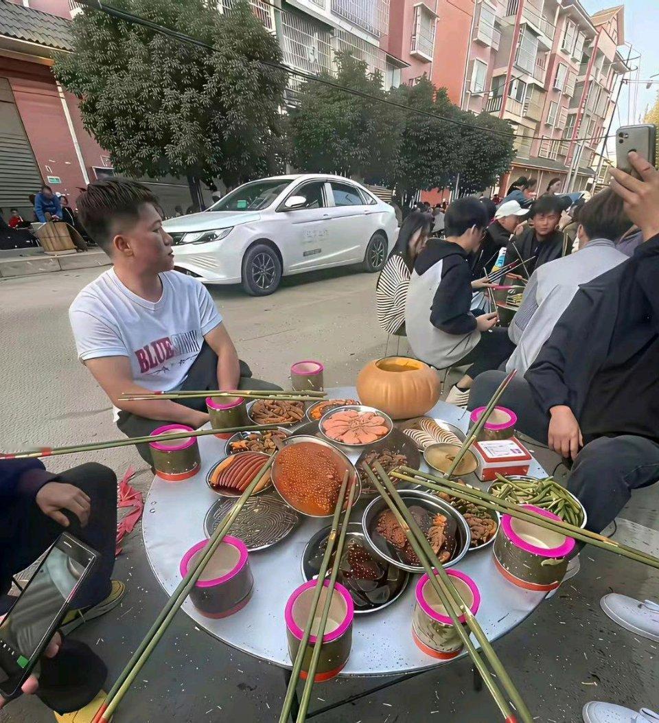 坐半小时了，这让人怎么吃？