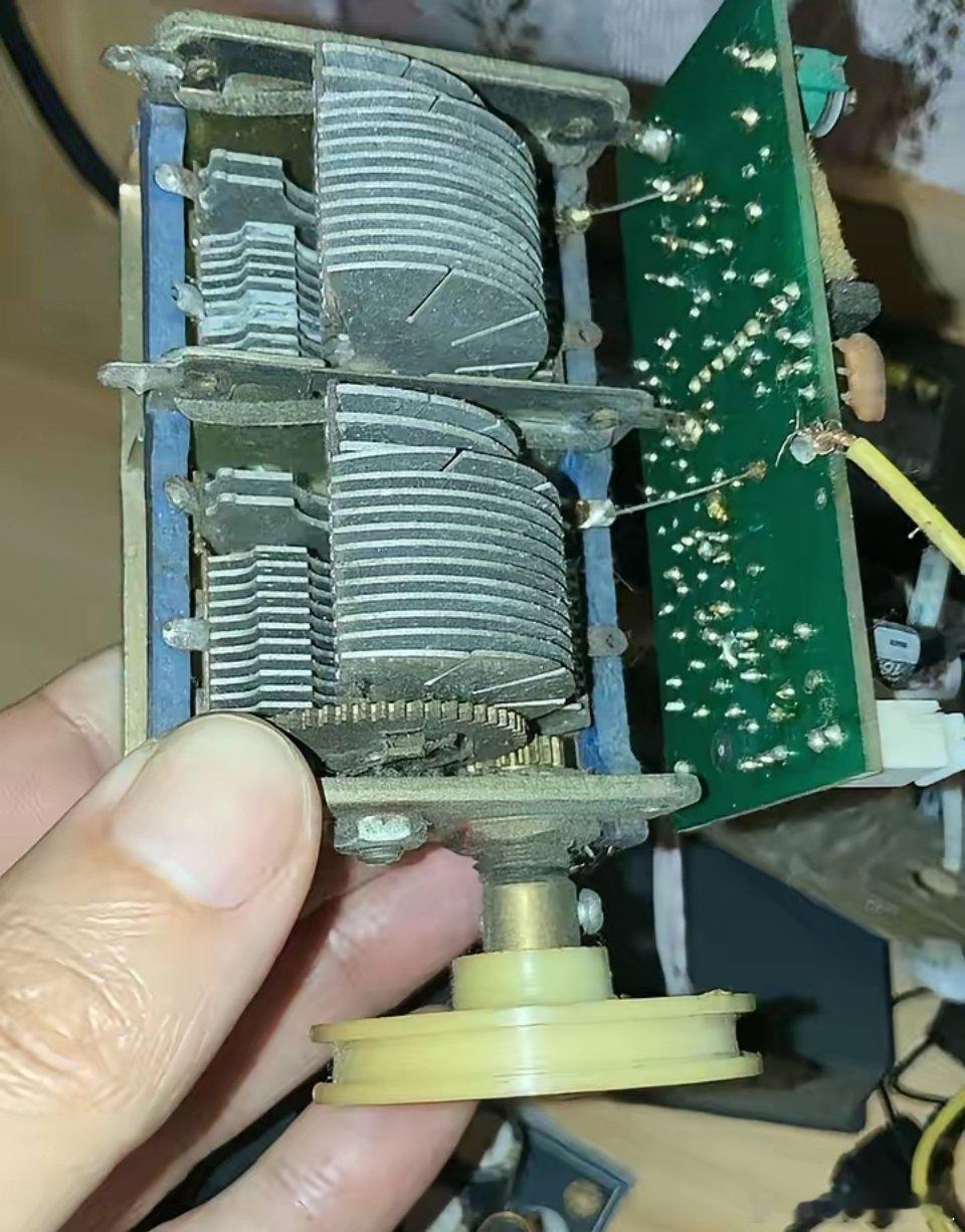 这是以前收音机上的部件，用来调台的，突然咋也想不起来叫啥名了，有知道的老铁给提示