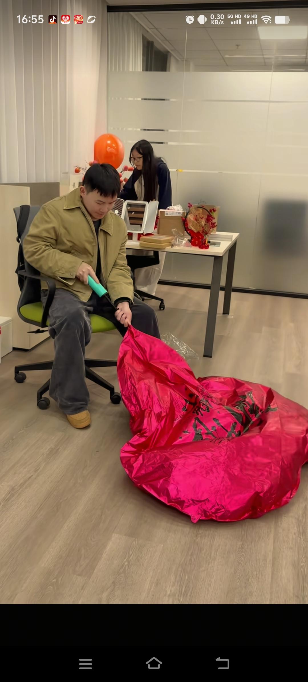 实际上，谢浩楠妈妈投身爱心公益事业，也可以说是汇聚众人财力来做公益。毕竟谢浩楠妈