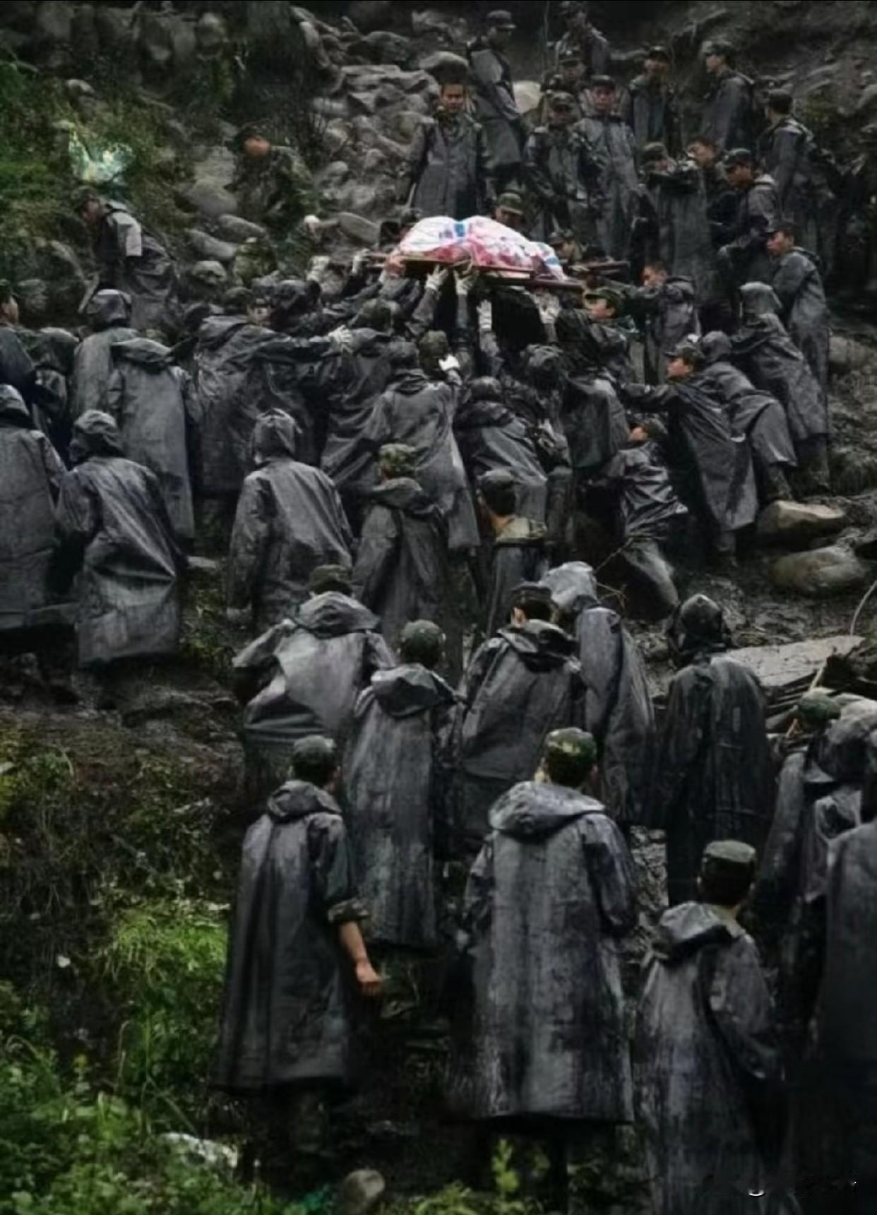 18年过去了，再看这张照片依然震撼人心！2008年那个初夏，山河破碎，暴雨