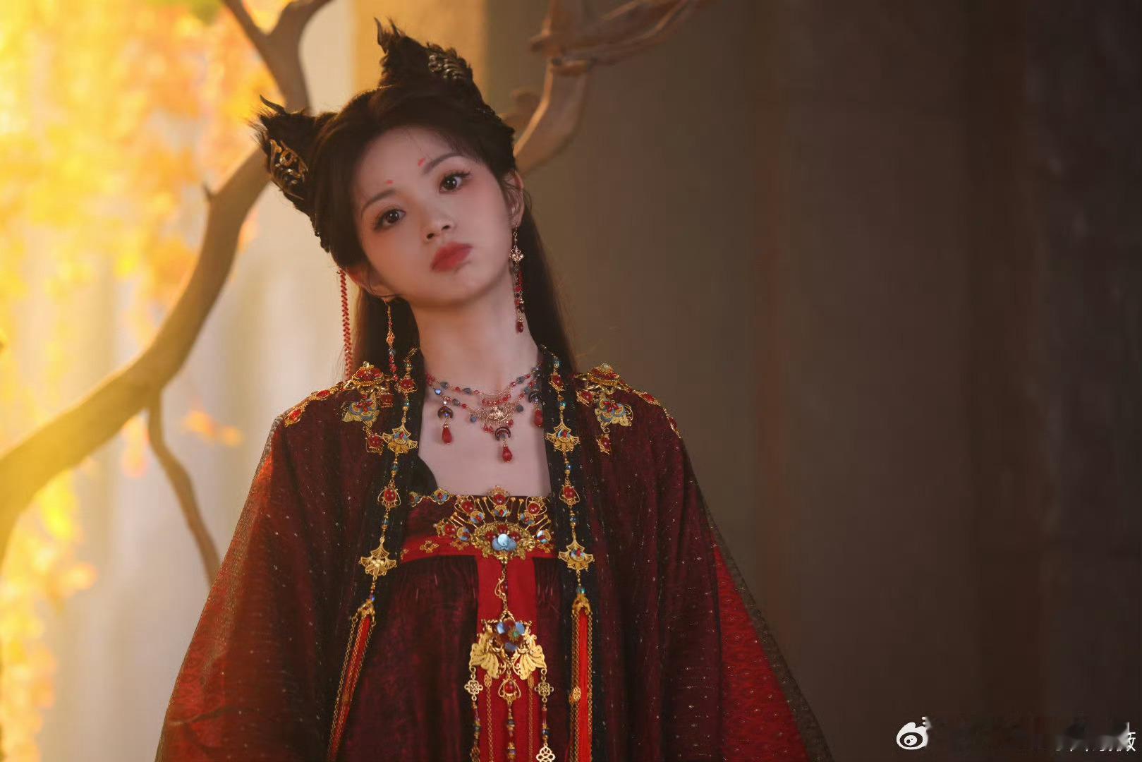 田曦薇这和真猫咪有什么区别田曦薇在《子夜归》的猫塑太绝了！慵懒随性的推窗姿态，