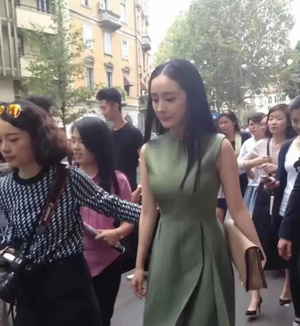 太意外！杨幂生图泄露惊现岁月痕迹，路人视角vs精修照差距超大