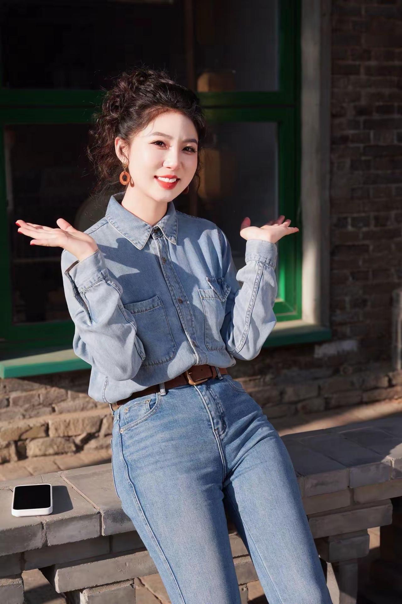 与自己独处，是灵魂的假期。一本书，一杯咖啡，便是一整个世界的温柔。