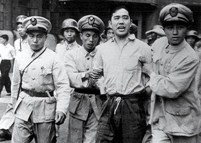1949年，国军中将韩任民的亲生儿子被国民党当局以通共罪名执行枪决，他闭门默然三