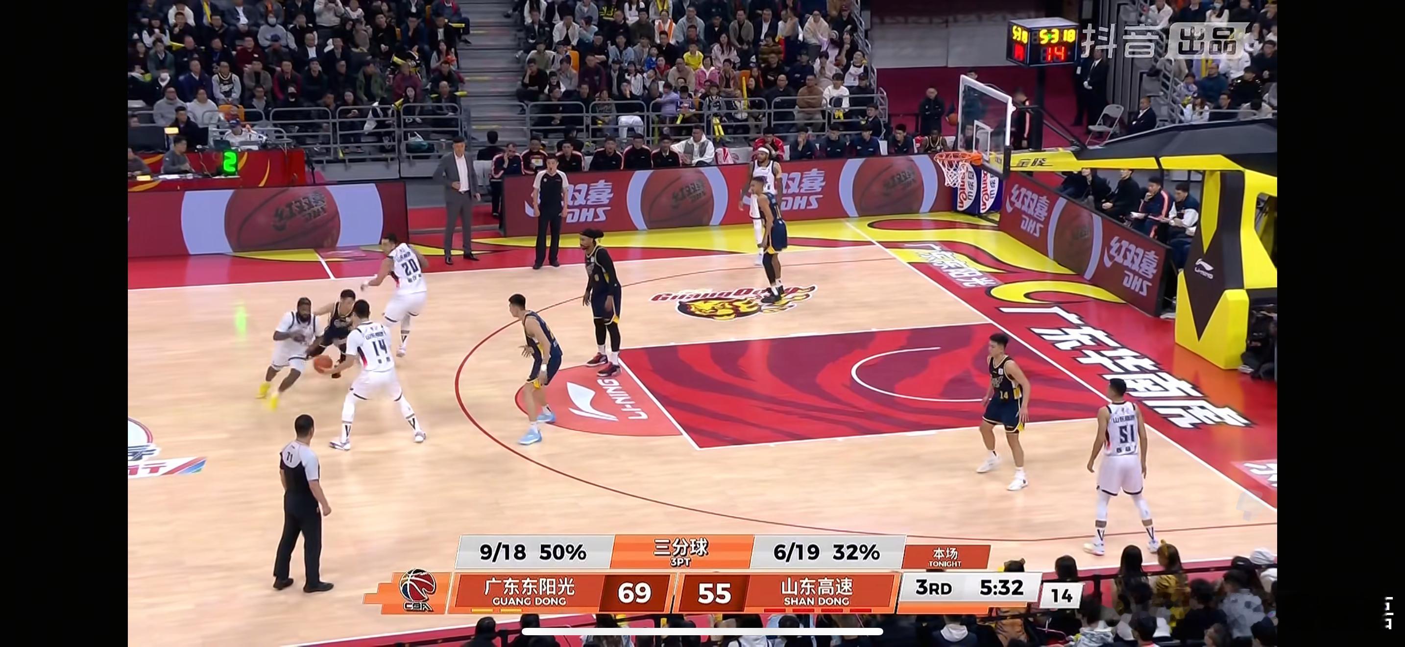 山东队第三节一度落后14分之多，高诗岩被换下场之后，山东队在进攻端的组织方式产生