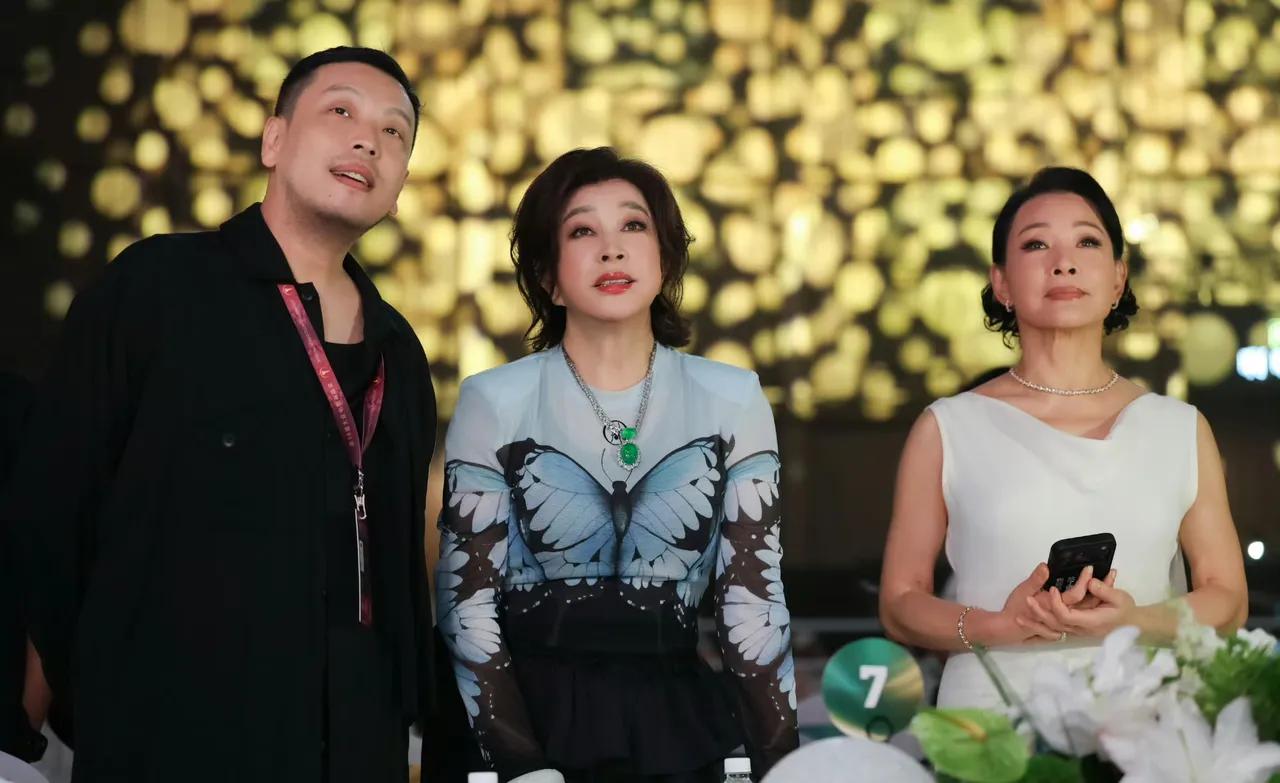 刘晓庆陈冲同框亮相百花奖，两位久违同框亮相，让网友大开眼界！76岁刘晓庆，打扮
