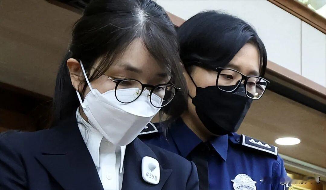 金建希最终选择了明哲保身，因为她意识到，在李在明时代，不管她和尹锡悦如何抵抗，如