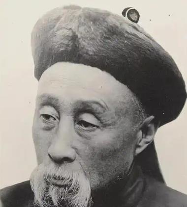 左公收复疆土一百六十余万，赵尔丰收复疆土也达到了一百二十余万，二人还有一共同点，