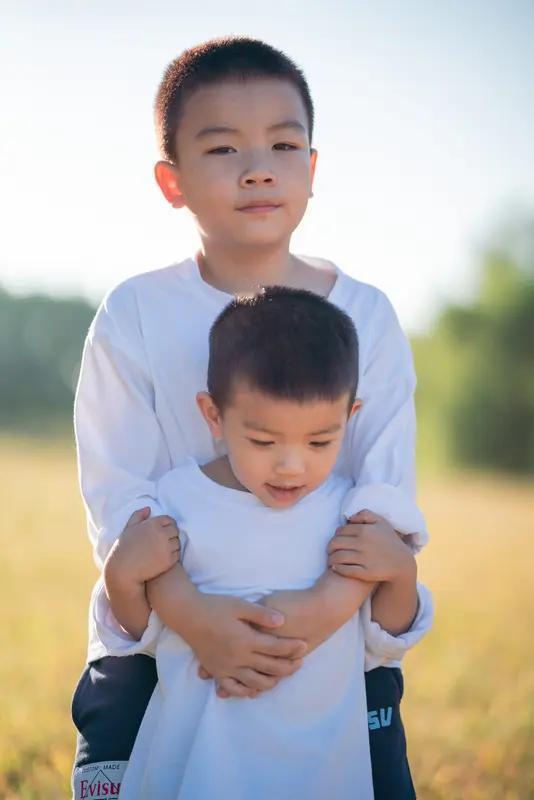 河南新乡这家人的故事太让人动容了。10年前大哥意外离世，留下4个幼子，孩子母亲随