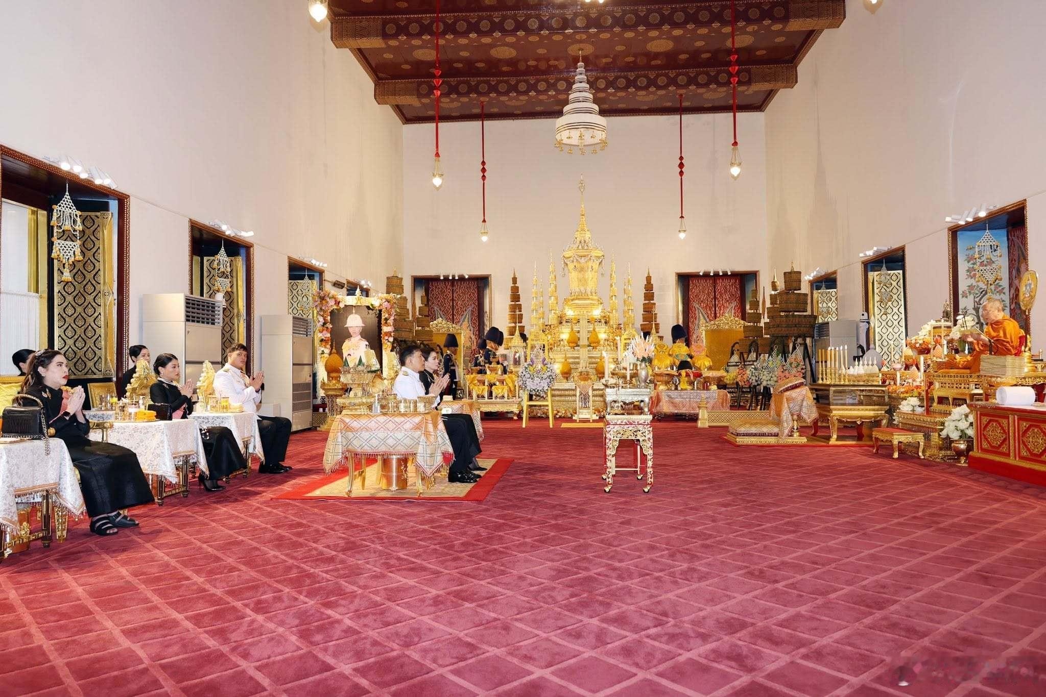 泰国王室🇹🇭6月25日，哇集拉隆功国王和苏提达王后在朱拉蓬公主、提帮功王子