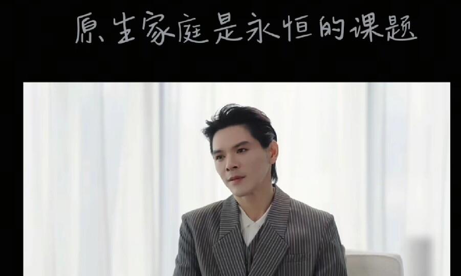 看了眼向太采访。向佐为啥憋不住火？说白了，亲妈在镜头前把家底儿都掀了——自己曾是儿子感情里的&34;