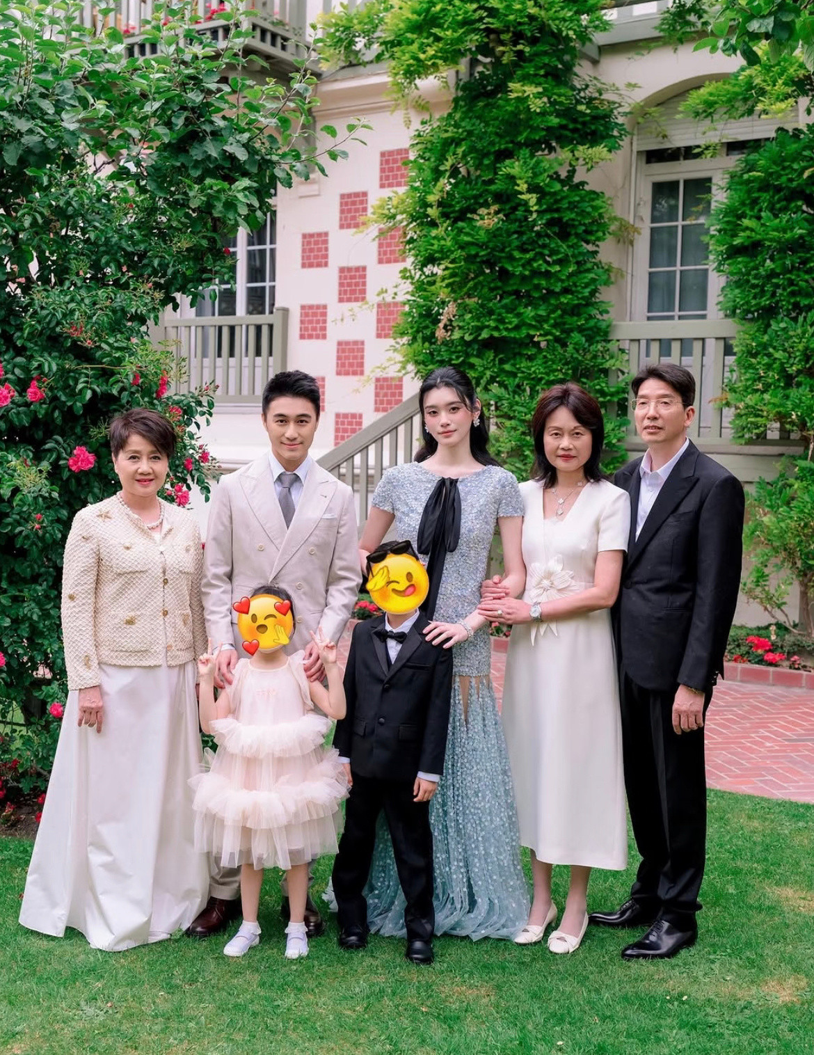 奚梦瑶就算没有嫁入豪门也是上海白富美，优渥一生，看她爸妈气质长相就知道家里条件不
