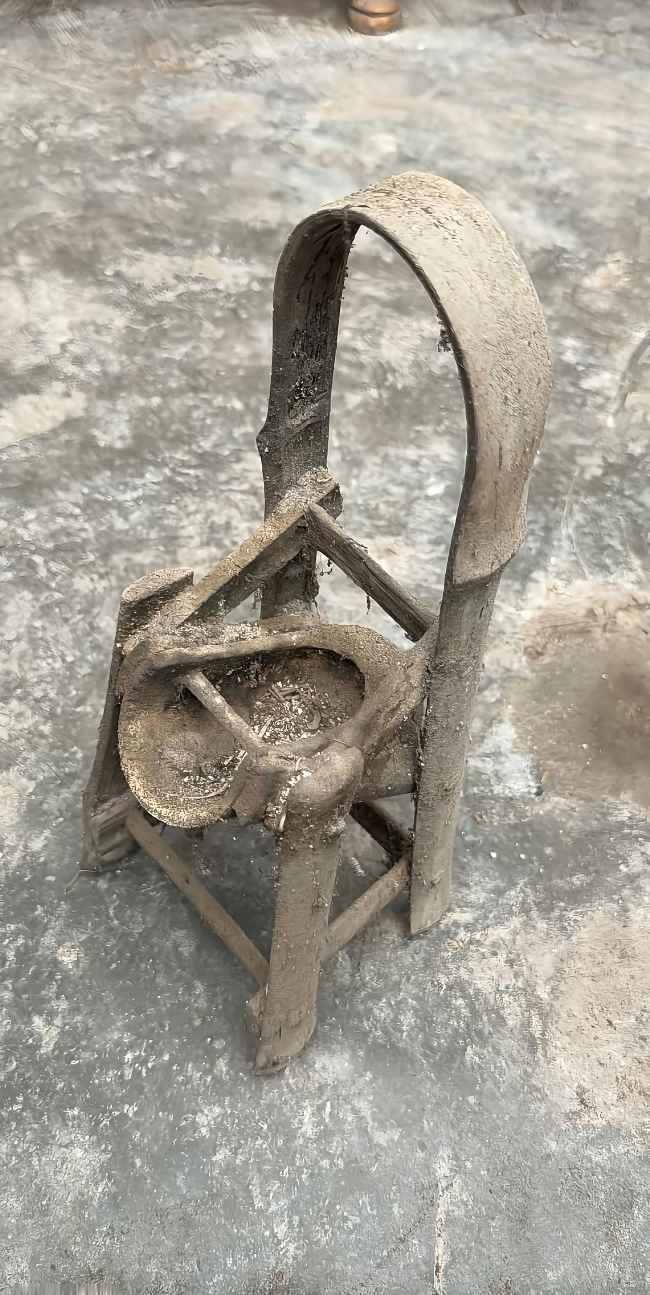 回老家翻修旧房子，在杂物堆里刨出这么个“怪家伙”。浑身落满了土，看这造型不像是桌