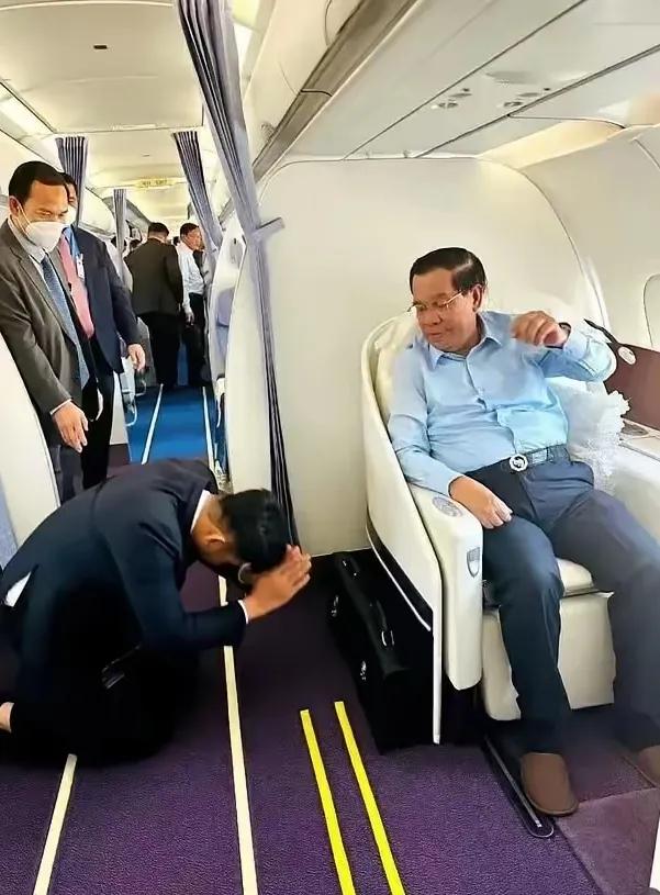 这面前一跪，凸显出洪森才是柬埔寨真正的王者，看他兴高采烈的样子，内心深处还是非常