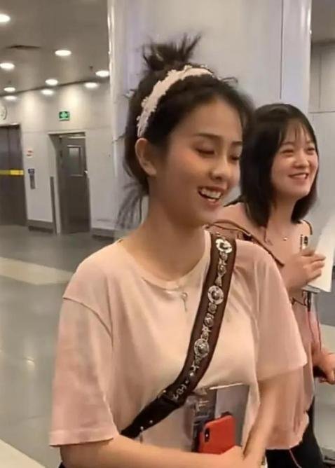白鹿泼水被骂上热搜，捐款100万却没人提，这12天到底发生了什么