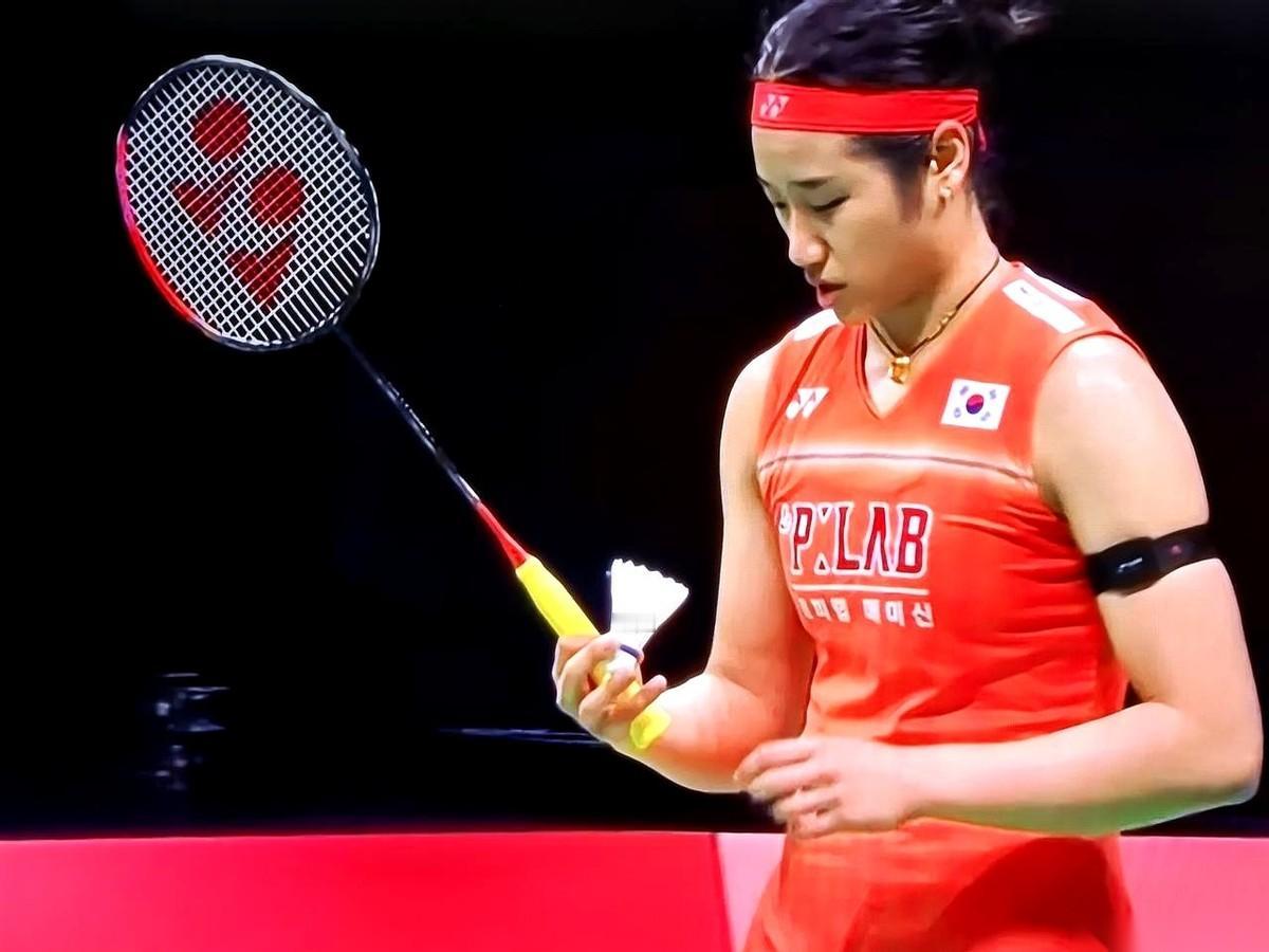 王祉怡又一次站到了安洗莹的对面。光看体格，那股压迫感就先冲了过来。安洗莹的步伐