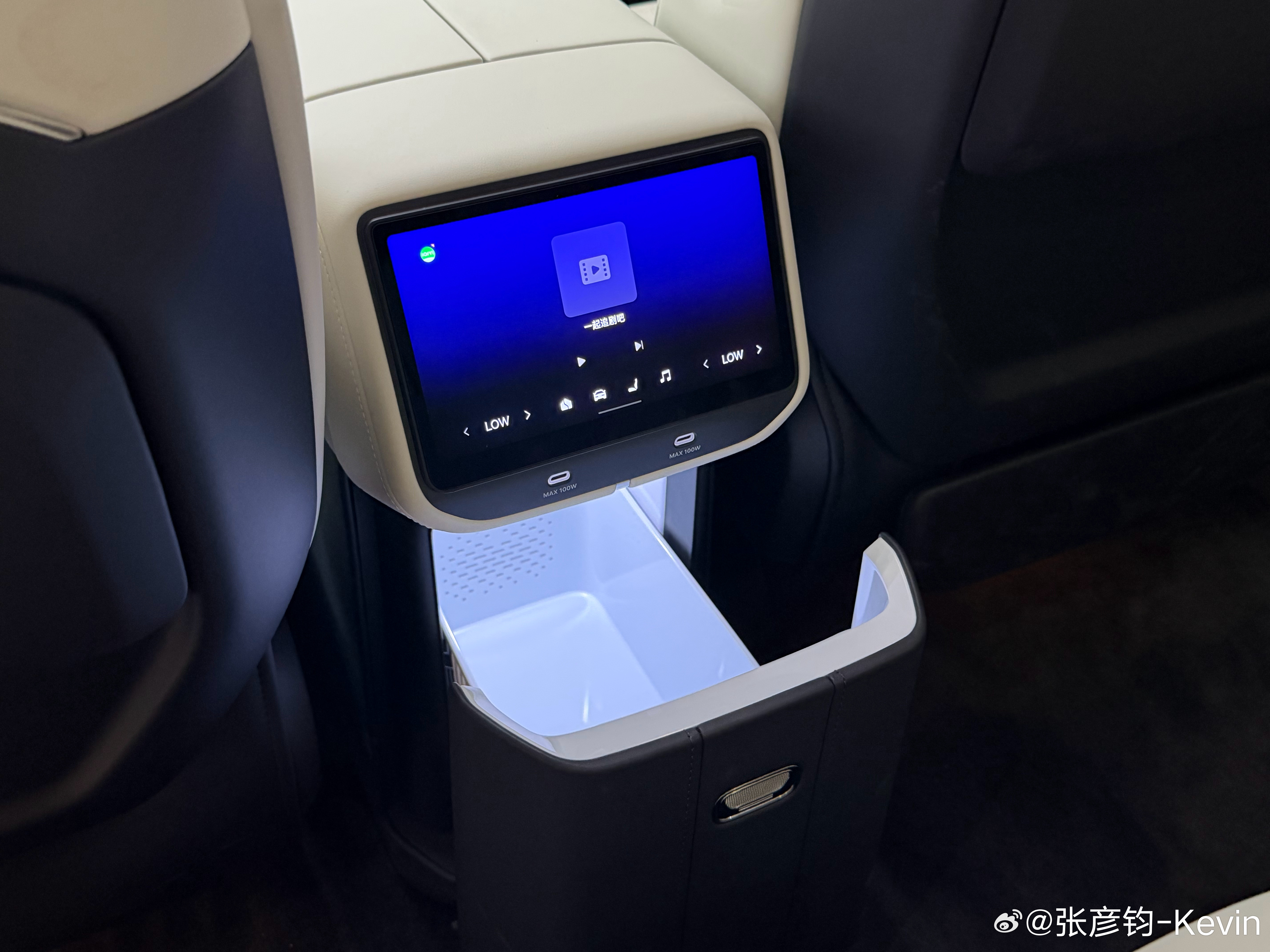 来店里看了看极氪8X，聊两句：极氪的外观内饰质感从9X开始，比以前又进步了不少，