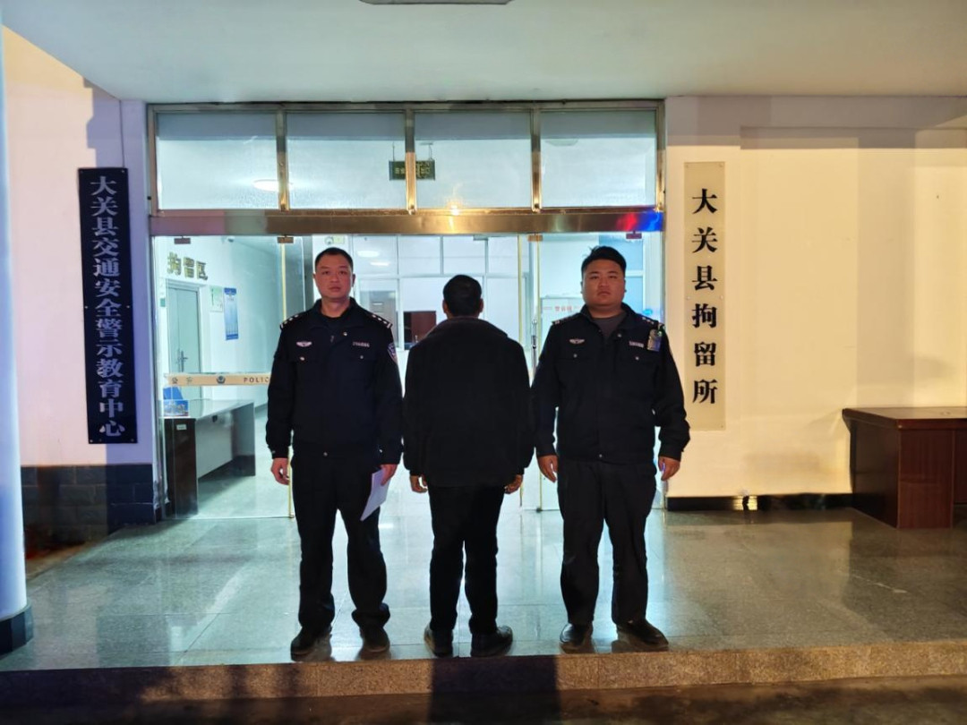 #男子强迫政府工作人员戴孝被拘#【因强迫政府工作人员戴孝等，宋某伦被拘留】#男子