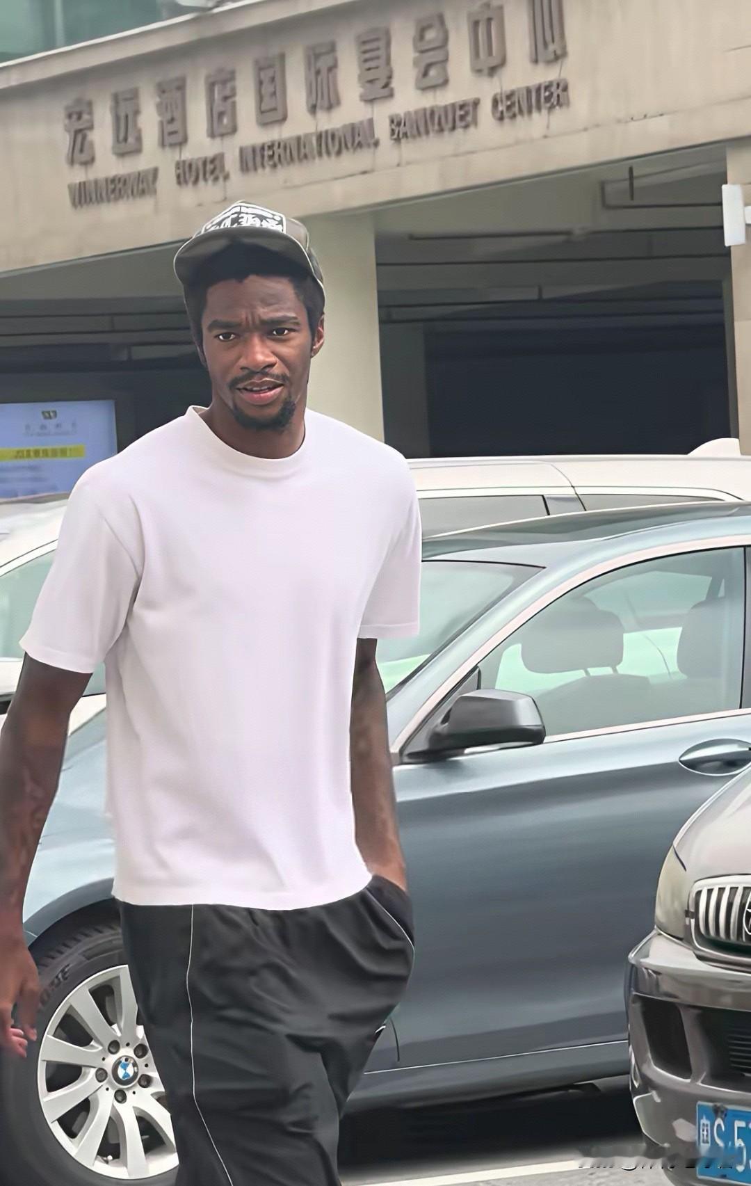 萨姆纳驰援广东男篮！今天中午，有球迷发现萨姆纳不仅回到宏远酒店，而且这名外援还