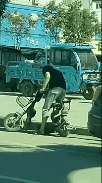 大哥你这个技术也太差了，怎么能把车骑成两截？