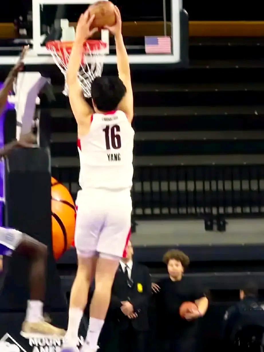 杨瀚森发展联盟首秀8分13板，打爆对方10号秀杨瀚森迎来发展联盟第一场比赛，