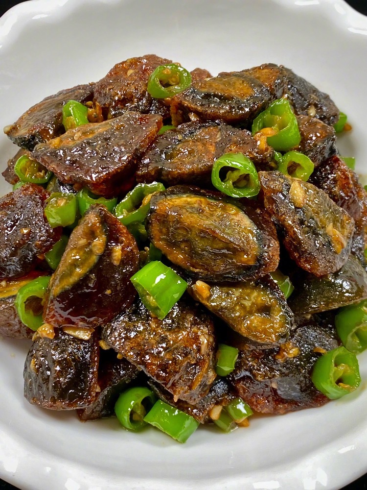 超级下饭的青椒炒皮蛋！鲜香脆嫩，香辣开胃，皮蛋脑袋一定要试试！！一碗的