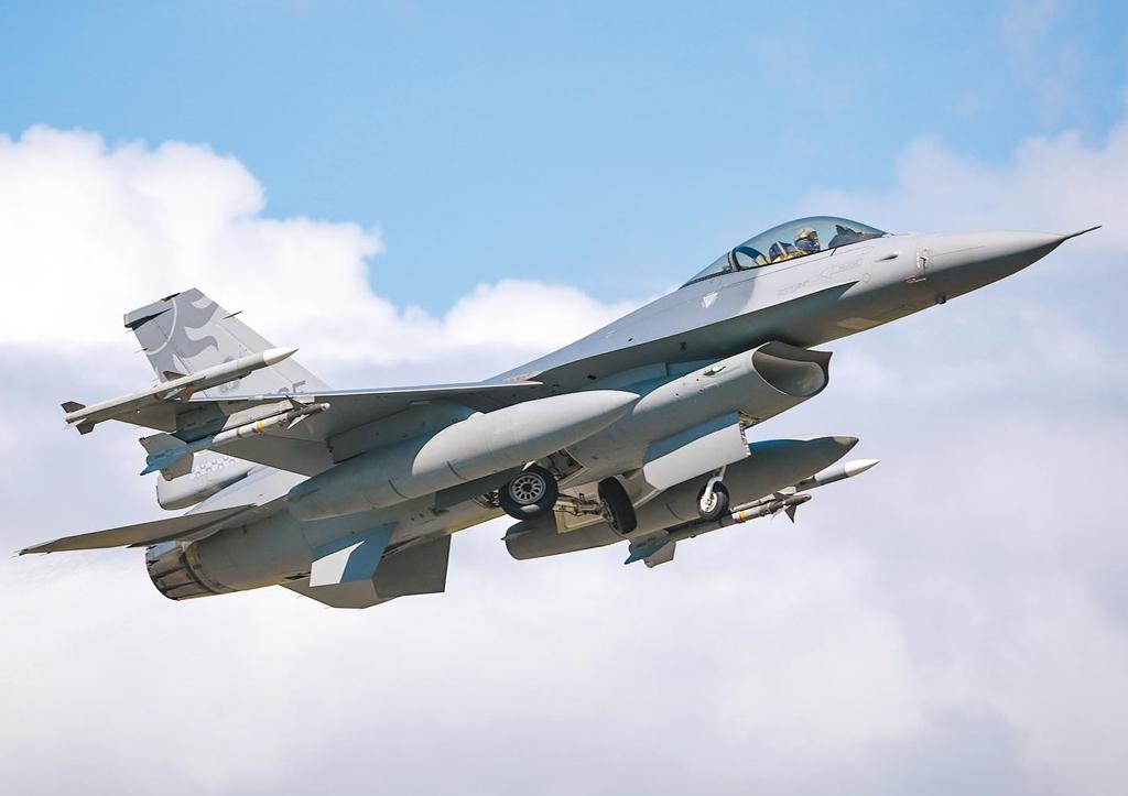 台军一架F-16战机坠海！台防务部门回应了海峡导报综合报道一架隶属台空军花莲