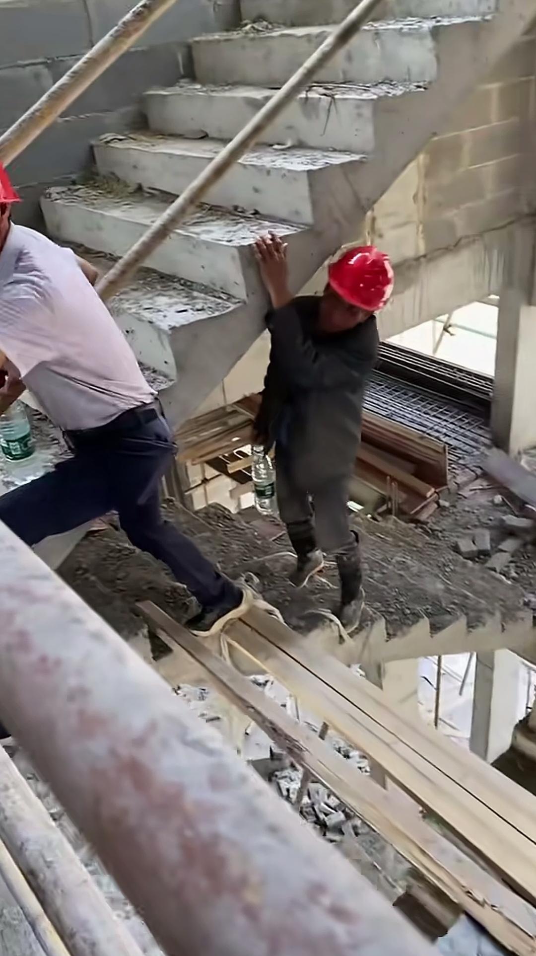 建好的“Z”型楼梯怎么反倒成了“阻步梯”，是有意为之，还是人为失误？落成的水泥楼