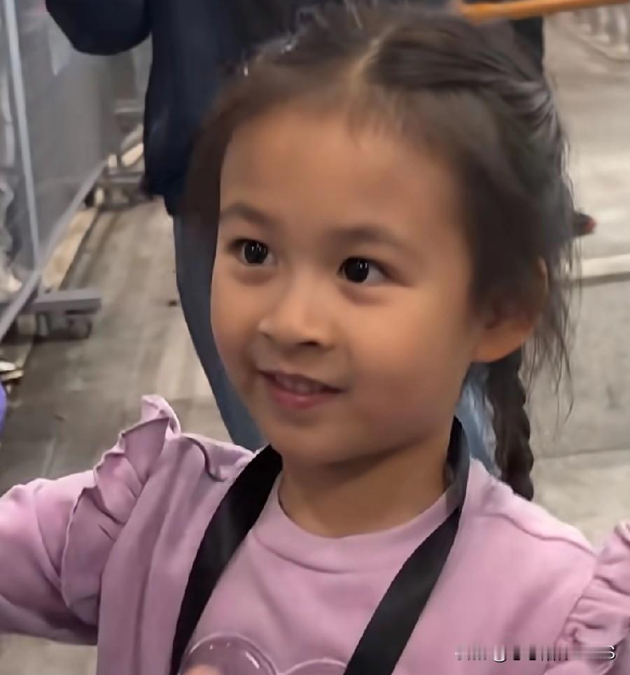 赵雅芝这宠粉真是没谁了！敢把亲孙女交给粉丝抱抱，娱乐圈独一份的信任，别人真