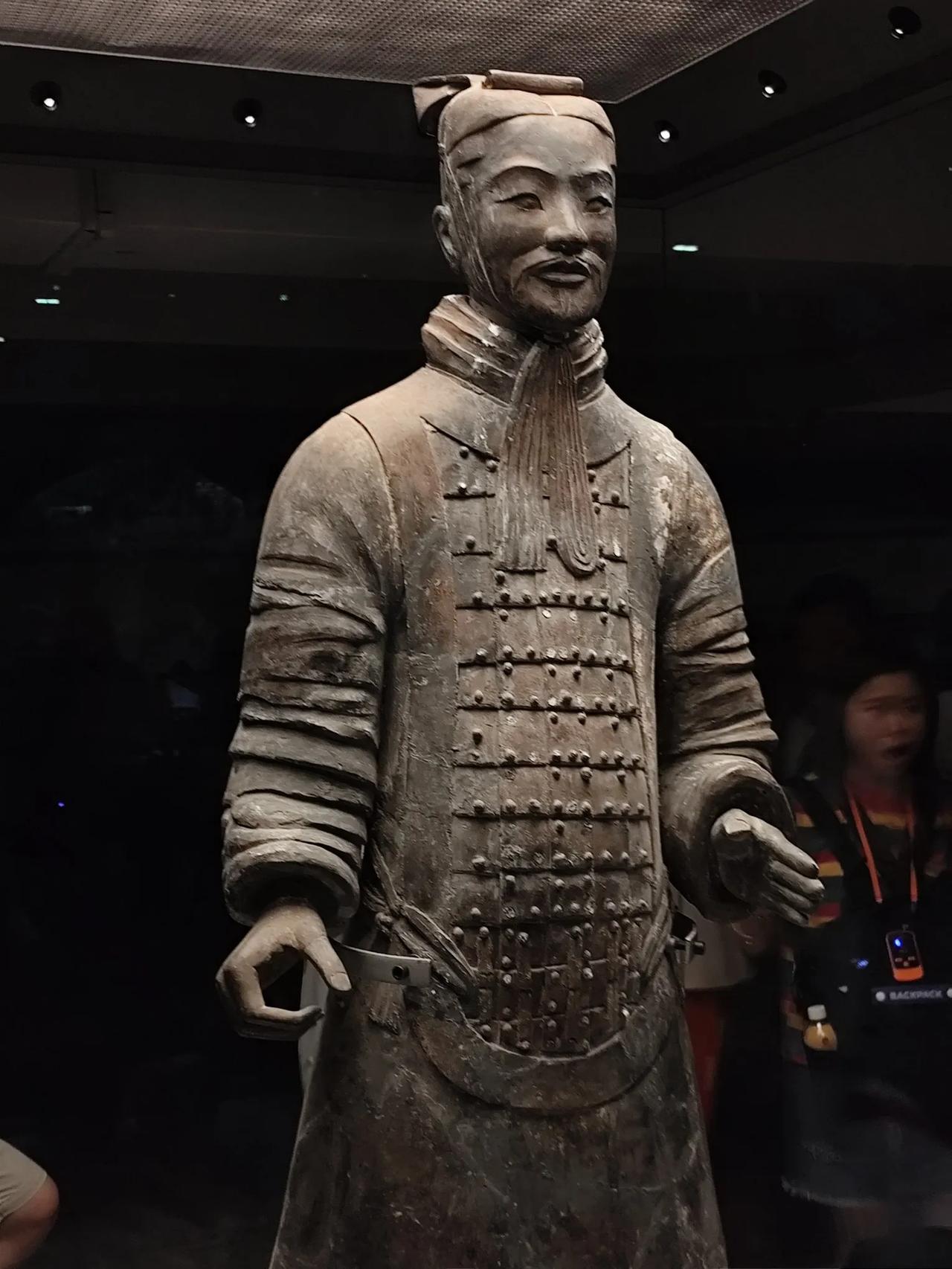 西安旅游，碰到一个老汉，人特热情，他说，现在游客吃的肉夹馍都不正宗，最早的时候是