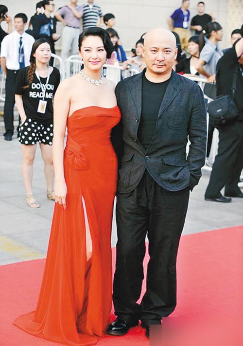 片场，导演王全安一把扯下张雨绮的红肚兜，扭头对段奕宏吼：“你一拉这，就行了！”