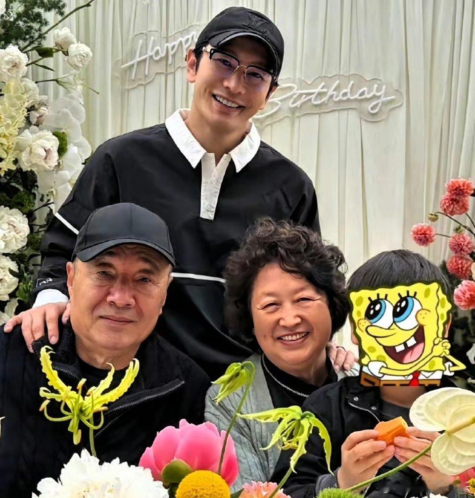 黄晓明一家四口在上海团聚，9岁儿子小海绵回到爸爸家里，一起为奶奶庆祝74岁生日。