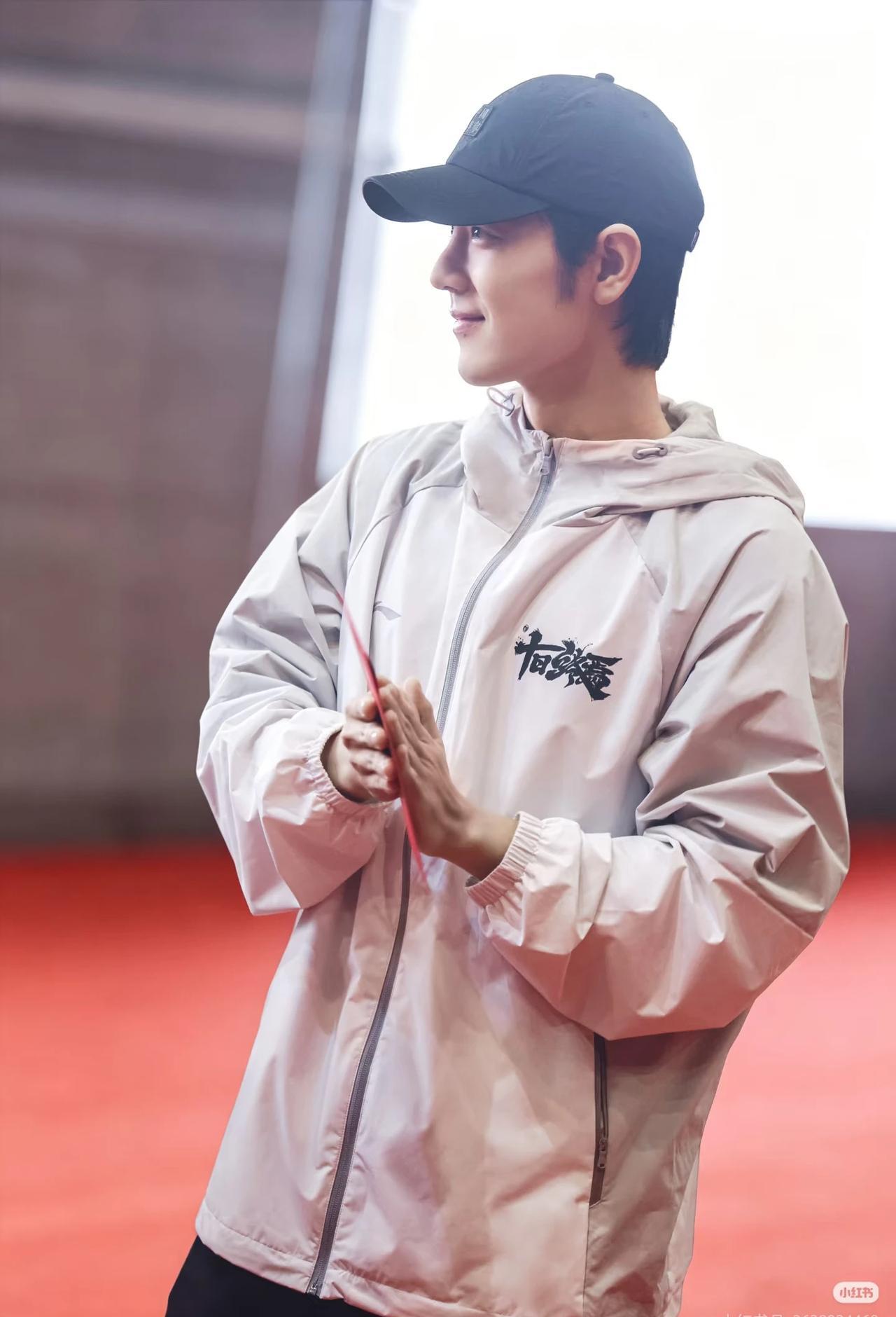 肖战这回真的要把国产悬疑剧的天花板给掀了。就在青岛东方影都，中式无限流巅峰《十